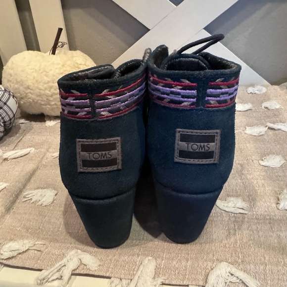 Super cute suede Toms wedges! - Picture 2 of 7